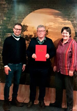 Sabine Roth und Thorsten Fitzon ehren den stolzen Martin Jauch mit einer SPD-Urkunde