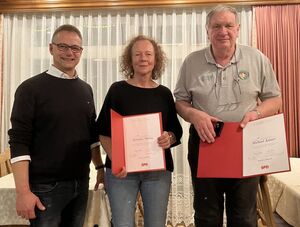 Thorsten Fitzon überreicht Hannelore Kühling und Michael Kaiser Ehrungen für 25 und 50jährige Mitgliedschaft