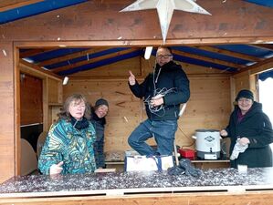 Beim Schmücken des Standes: Heide und Hannelore Kühling, Thorsten Fitzon und Sabine Roth