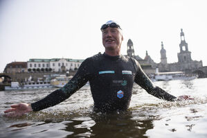 Prof. Andreas Fath durchschwimmt die Elbe bei Dresden